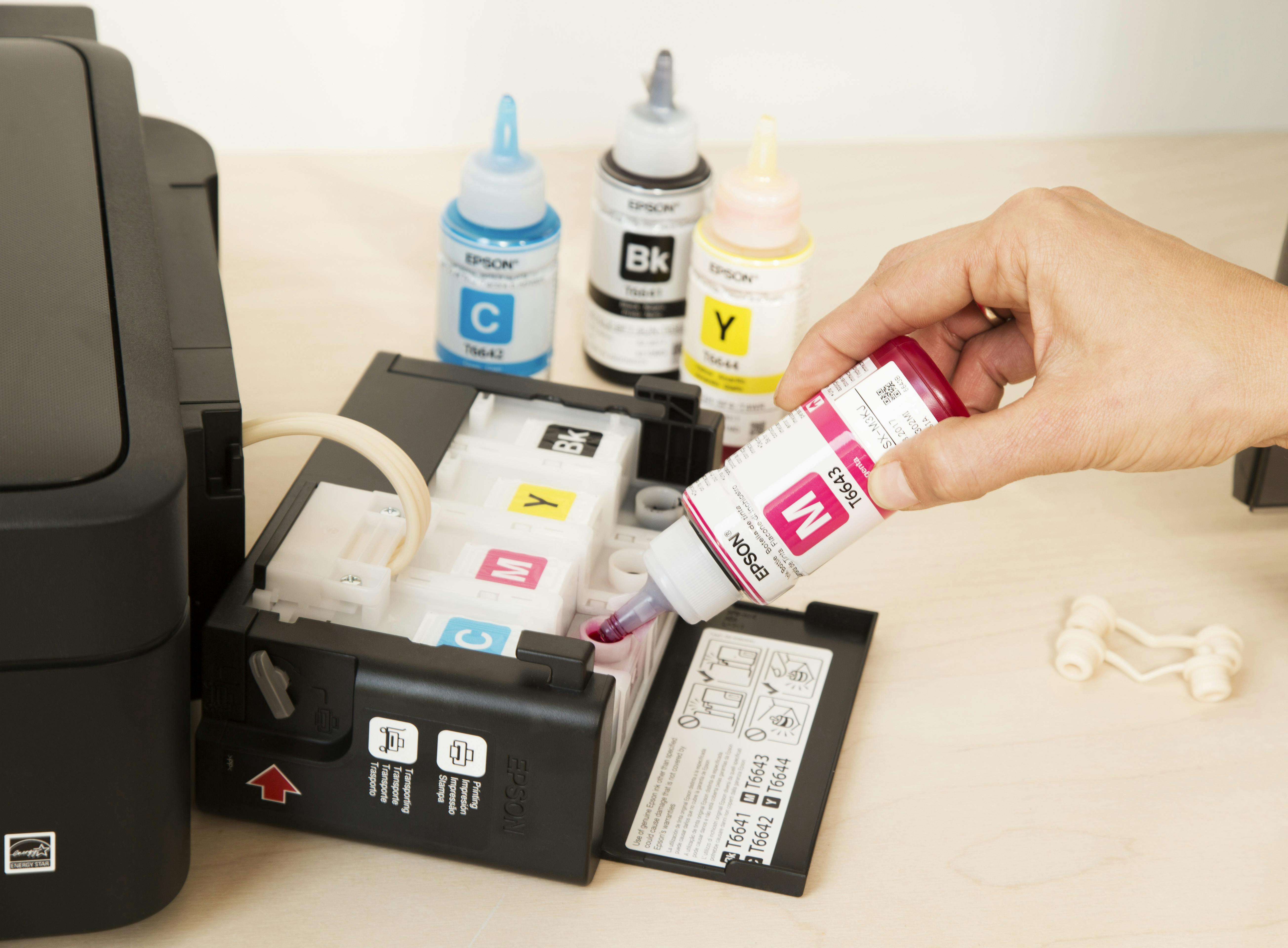 Magenta bijvullen bij inkttank-printer