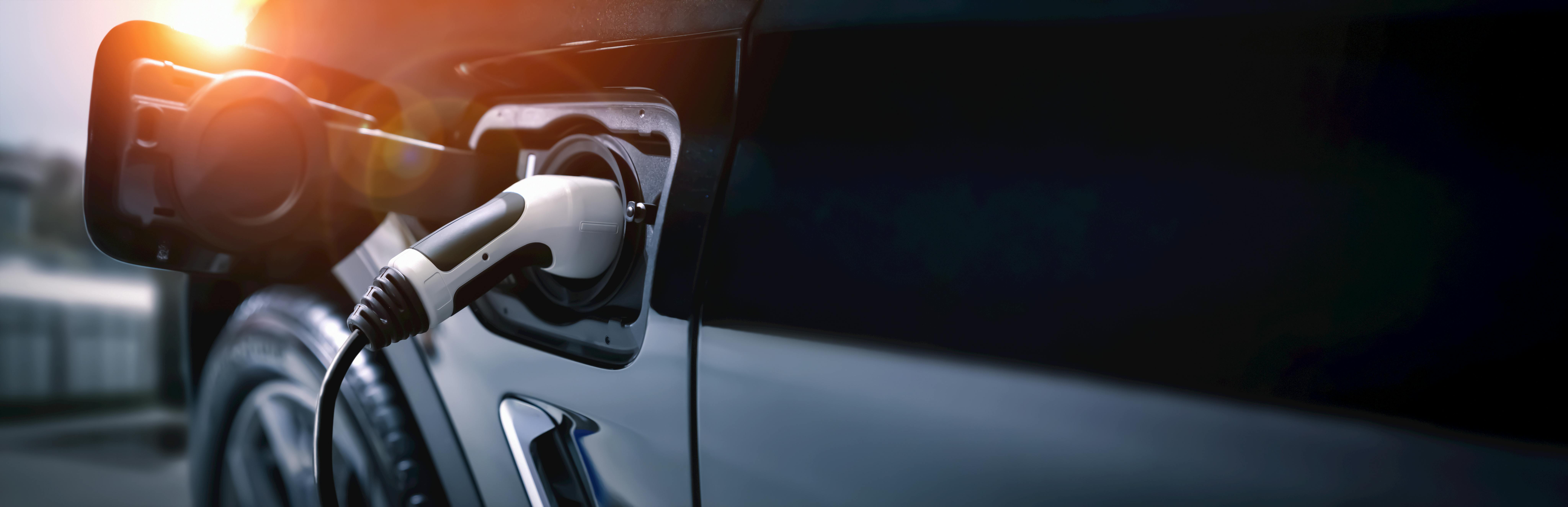 elektrische auto aan de oplader