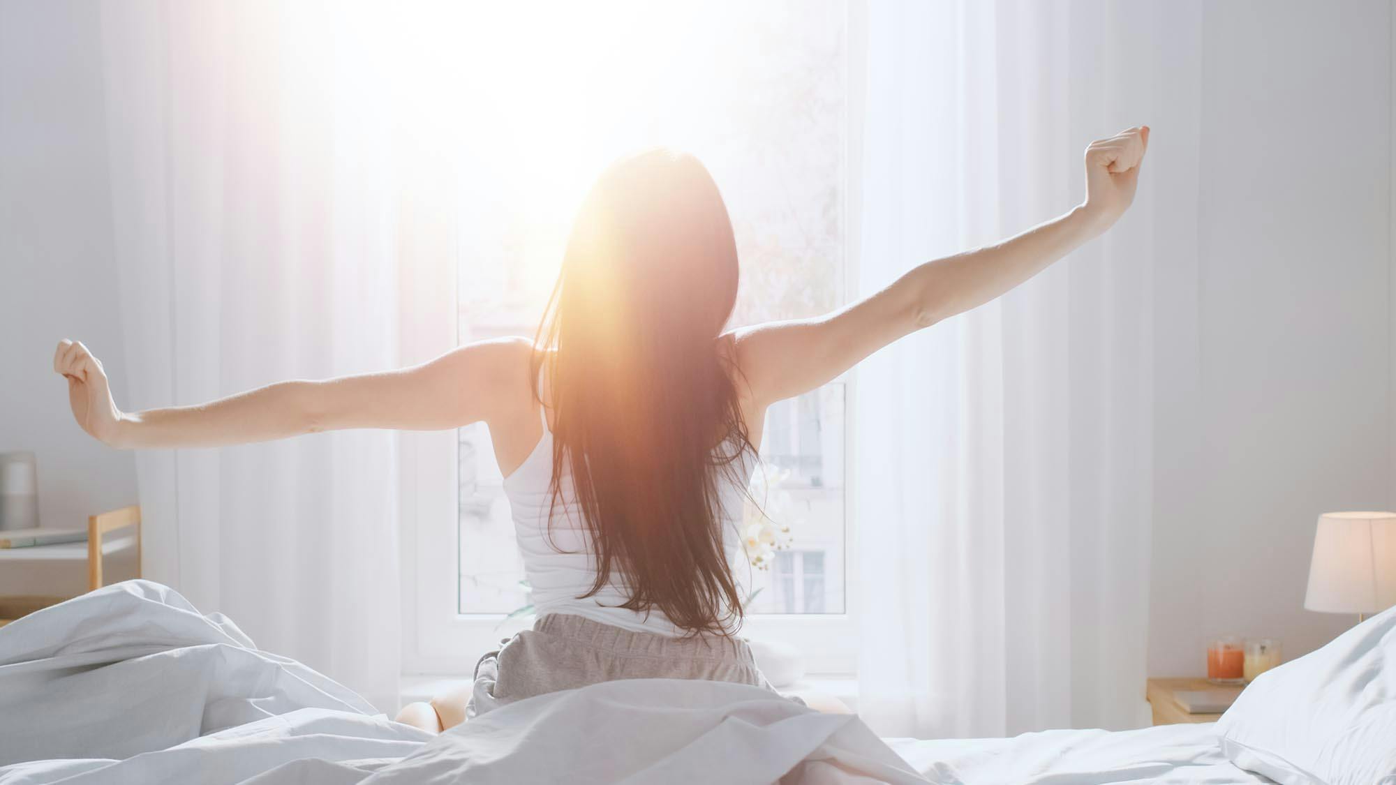 wakker worden licht vrouw slaapkamer bed