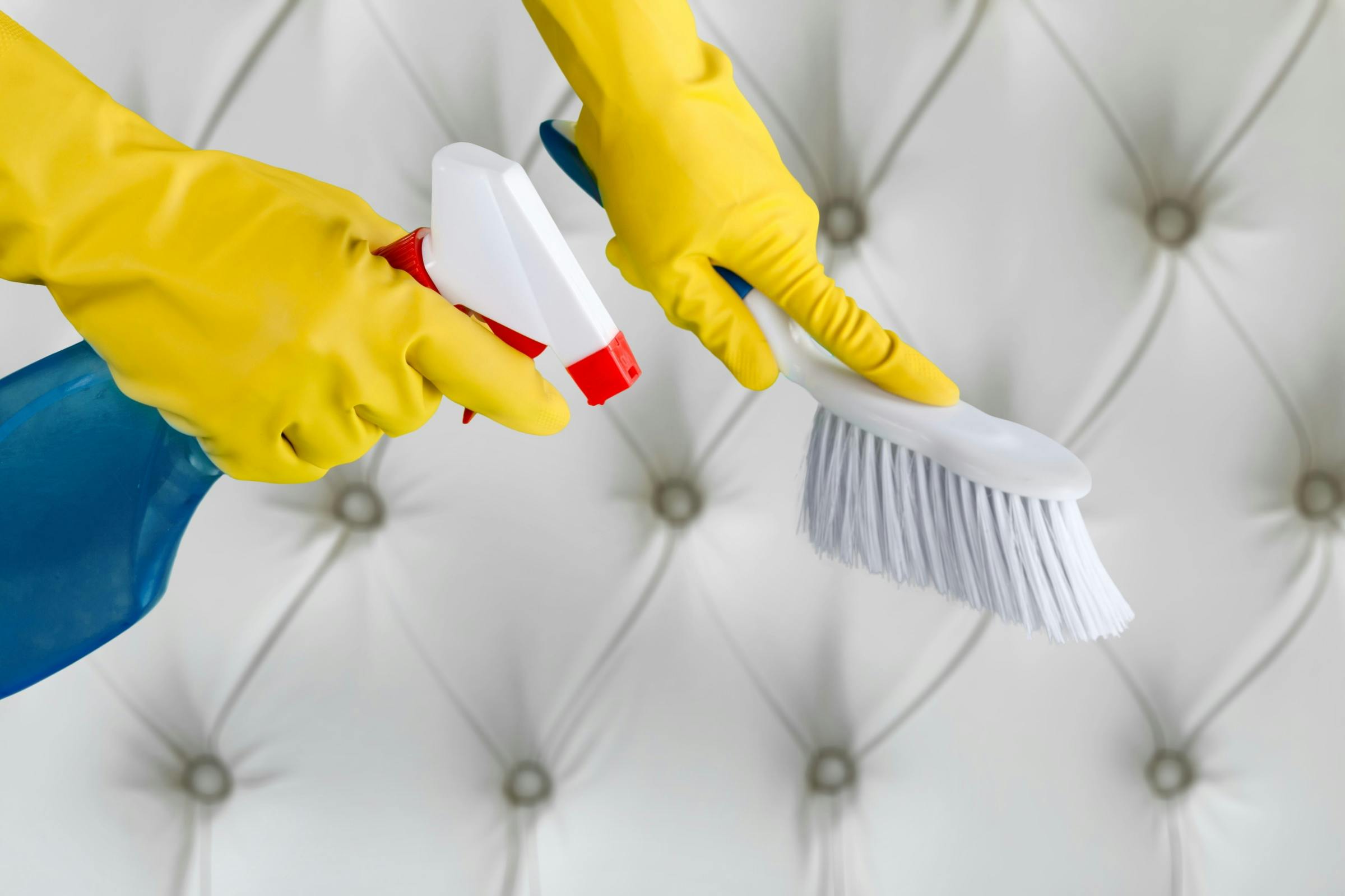 Matras schoonmaken met keukenhandschoen