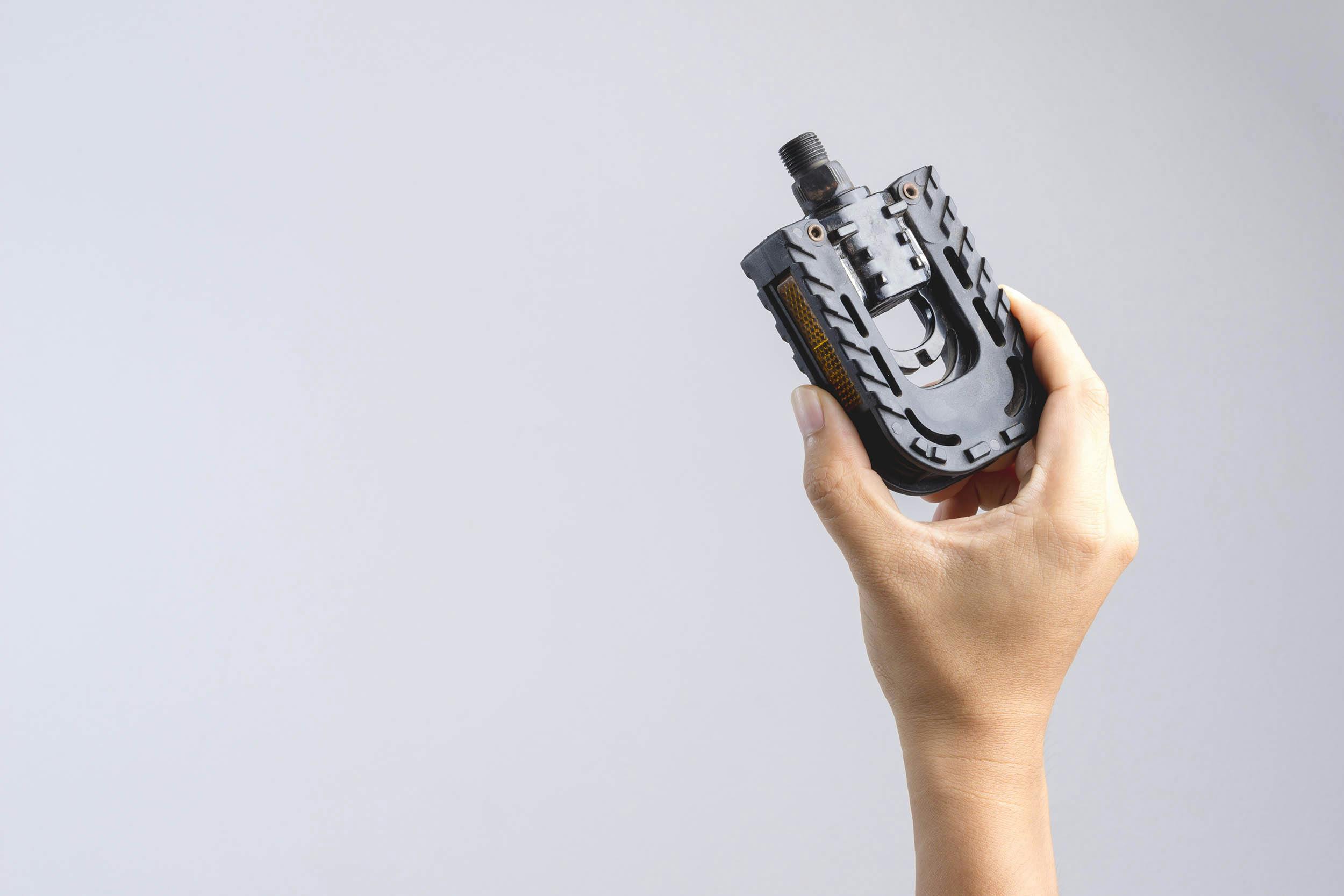 Hand met fietspedaal