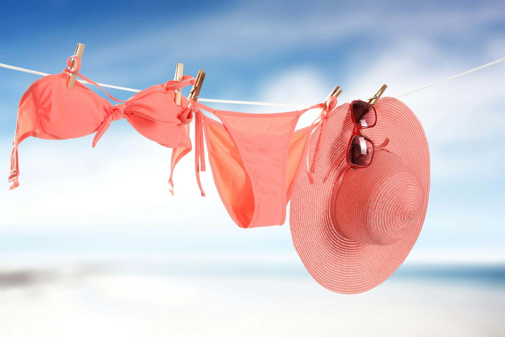 Bikini en zonnehoed aan een waslijn