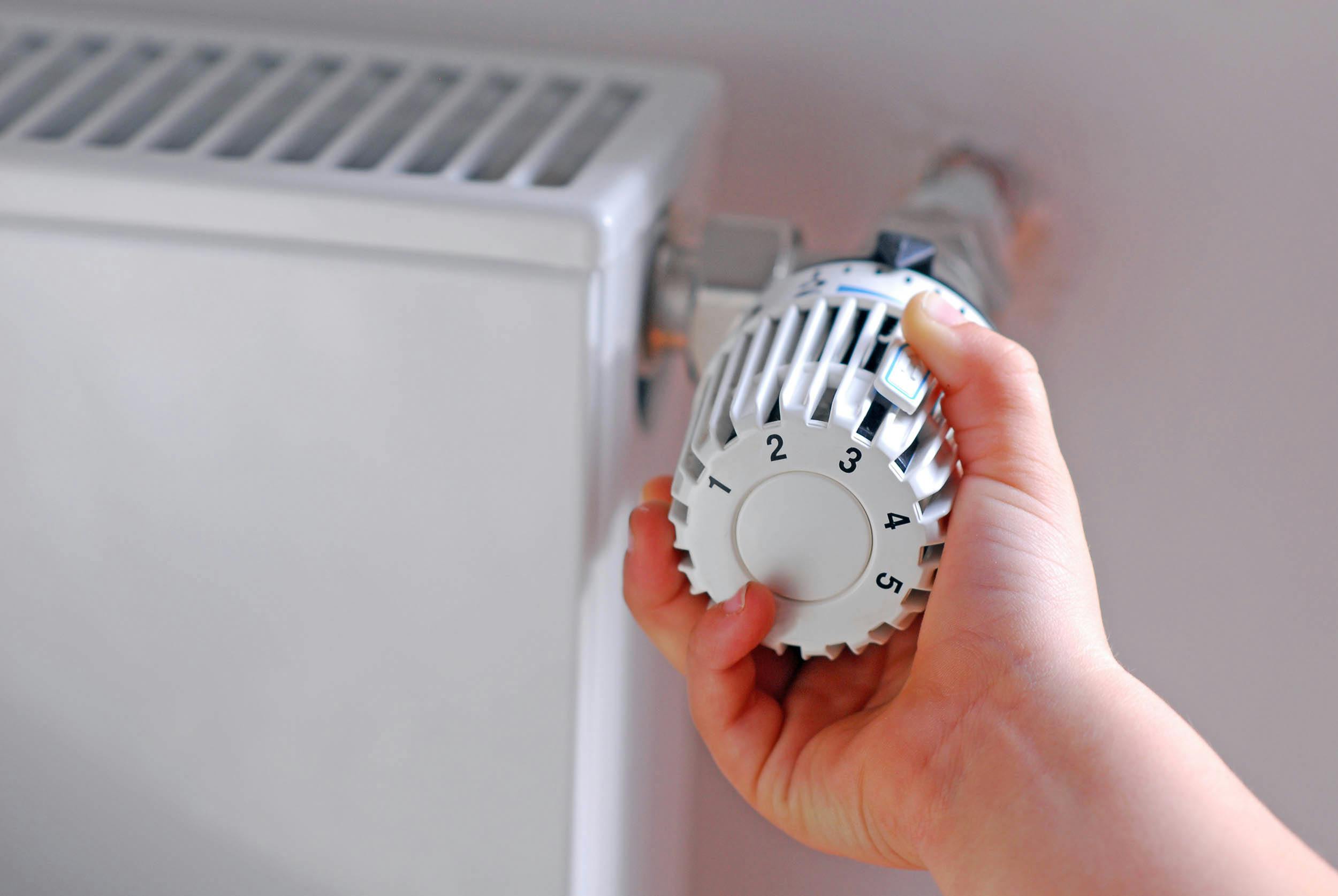 Kabinet gaat helpen met energierekening, maar brandstofaccijns niet omlaag