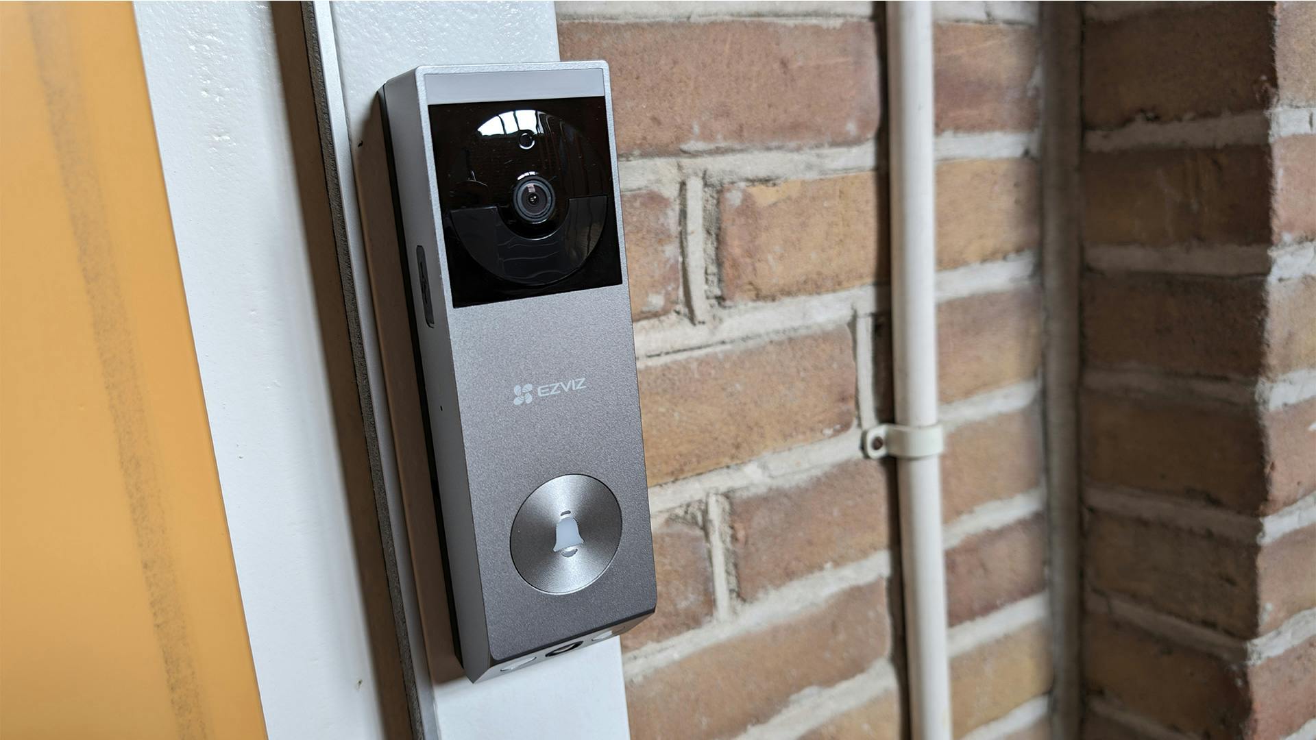 Videodeurbel van Ezviz bij voordeur