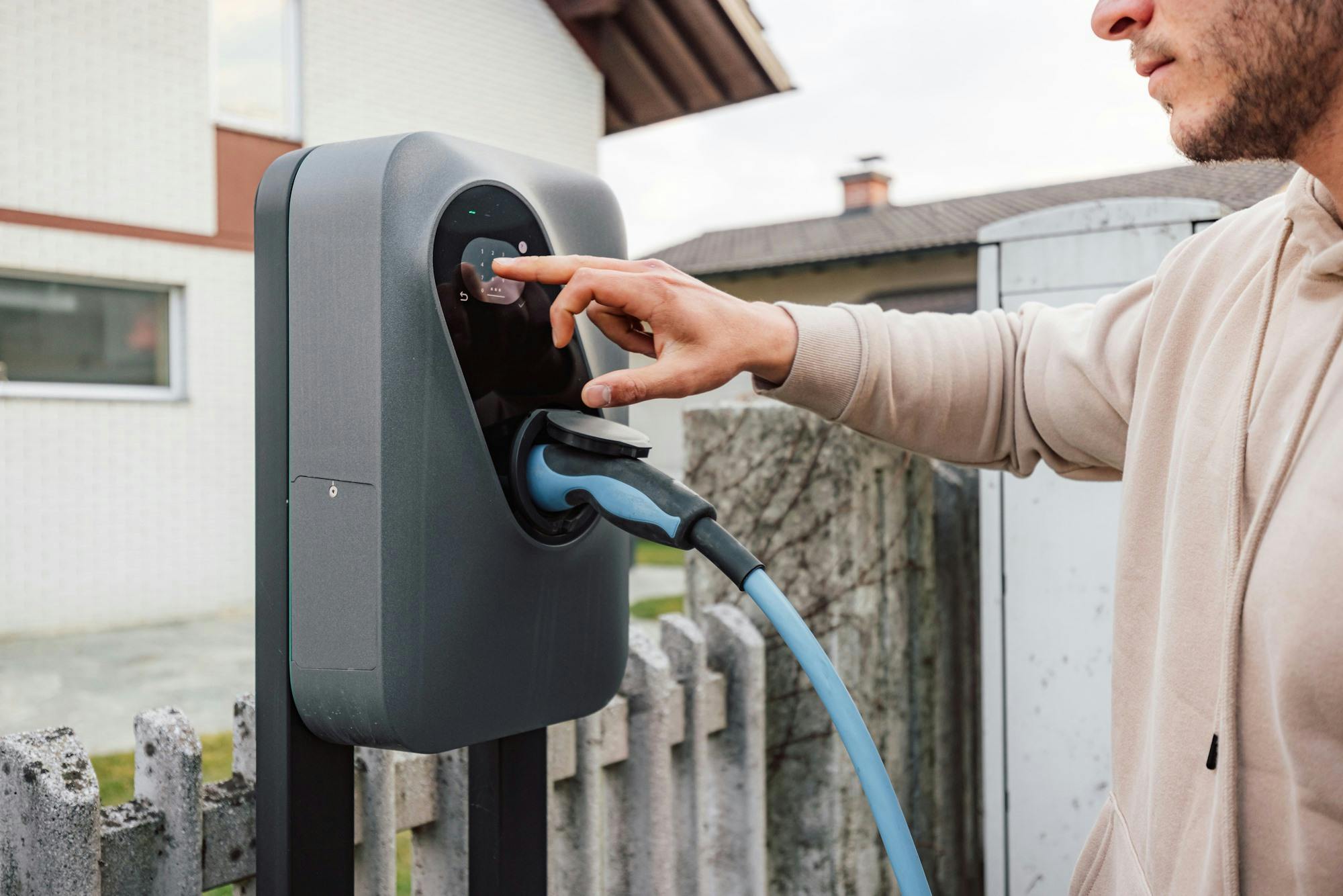 Man schakelt laadpaal in