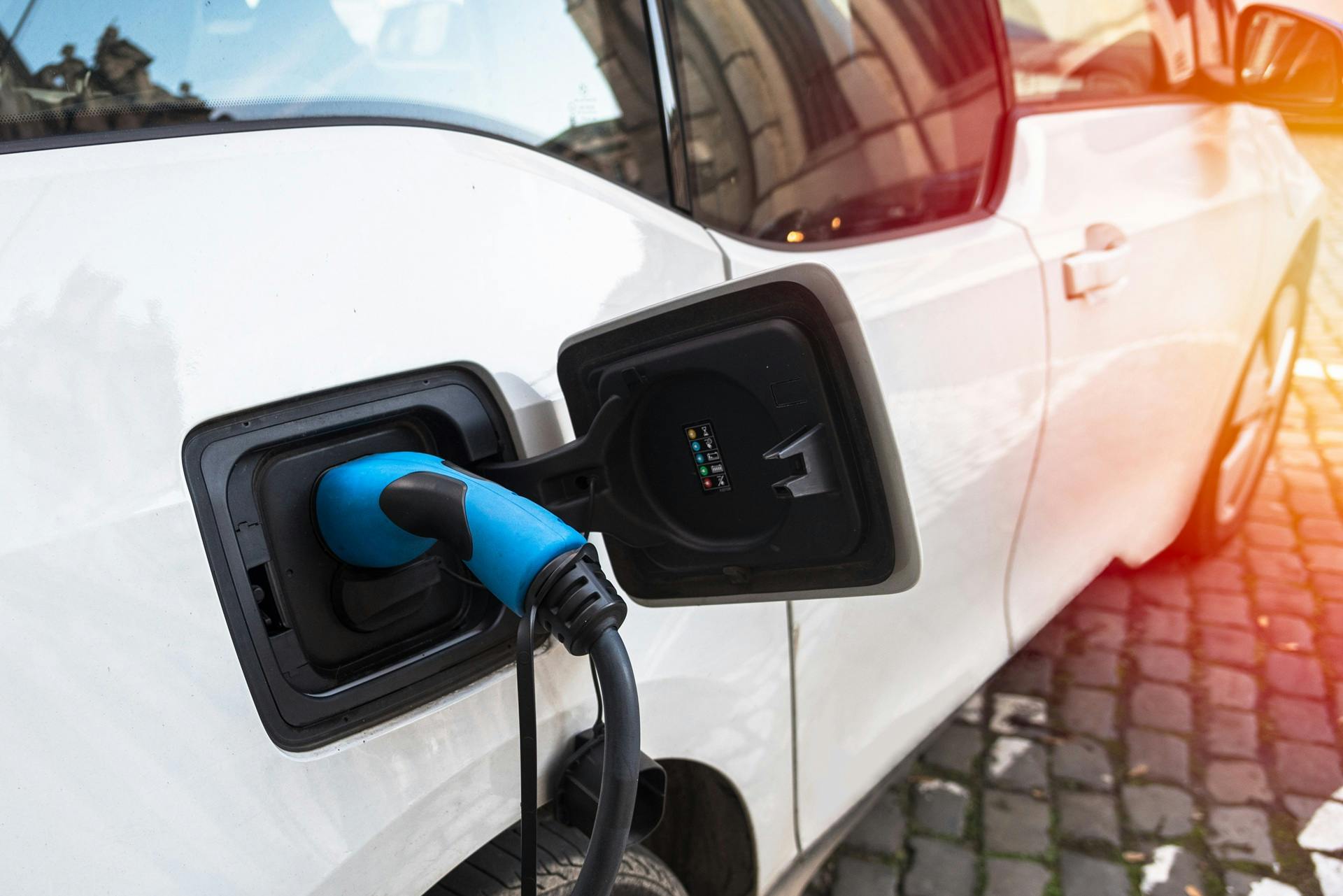 Een op drie gemeenten staat opladen elektrische auto over stoep toe