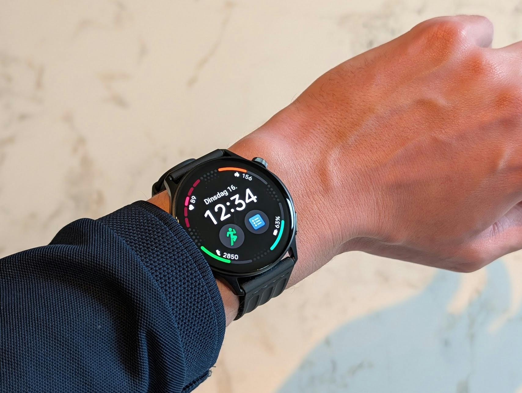 Review OnePlus Watch Lite - Betaalbare smartwatch gaat lang mee