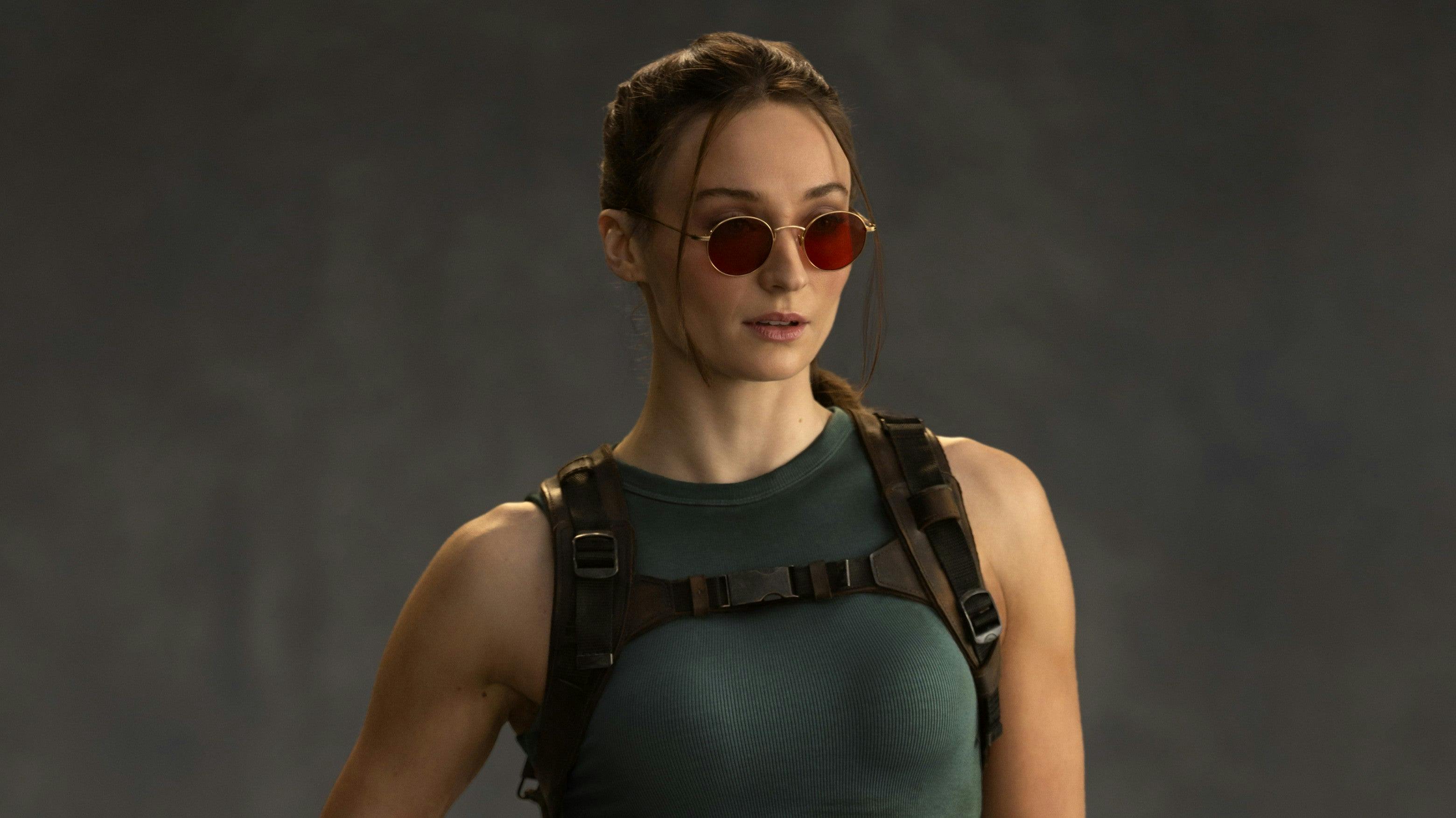 Sophie Turner knalt als Lara Croft in Tomb Raider-setbeelden